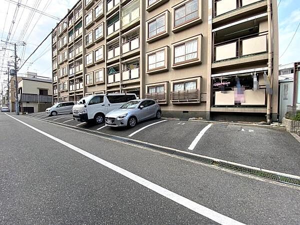 【駐車場】マンション敷地内にある駐車場です。