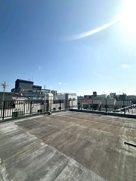 【バルコニー】陽当り向き良好な広々ルーフバルコニー付きです！屋上で家庭菜園やガーデニングを楽しむこともできます。