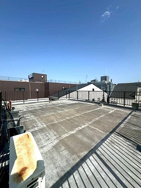 【バルコニー】洗濯物を干したり夏はプールを出して水遊びも楽しめます。