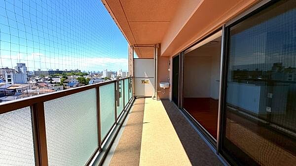【バルコニー】高層階にて日当たり・通風・眺望良好なバルコニーです。洗濯物が干しやすい広さがあり、バルコニーチェアの配置も可能です！