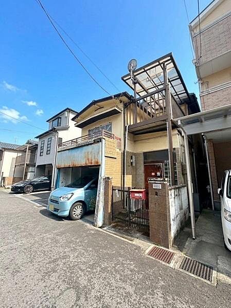 【駐車場】直射日光や雨風から車を守るガレージスペース有！防犯面で安心のシャッター付きです。※ＡＩ加工により天候を青空に変更しております。