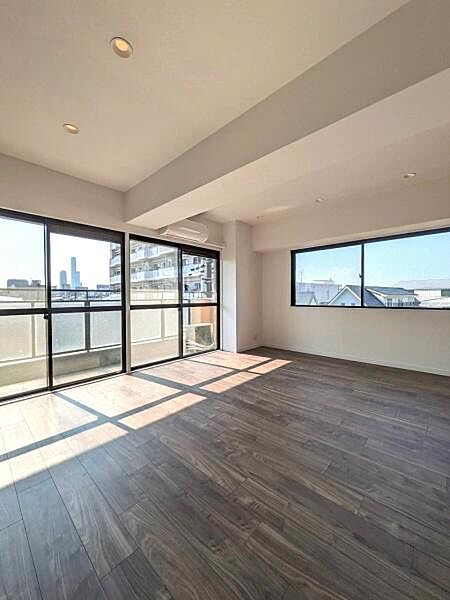 【リビング】南東角住戸！リビングは2面窓からの採光差し込む日当り良好な空間です。ペット飼育可能なのでペットと過ごす空間にも適しています。