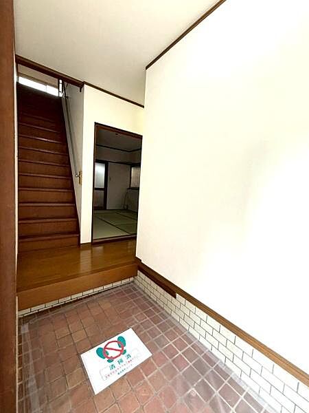 【玄関】お好みでシューズボックスが設置可能なゆとりある玄関スペース。