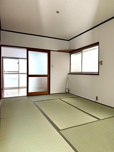 【和室】ダイニングキッチンに隣接している和室。押入収納と階段下収納付きです。