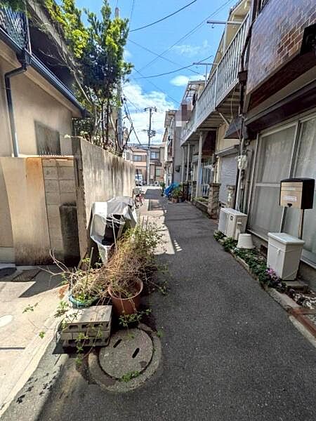 【前面道路】交通量の少ない前道で出入りも安心です。
