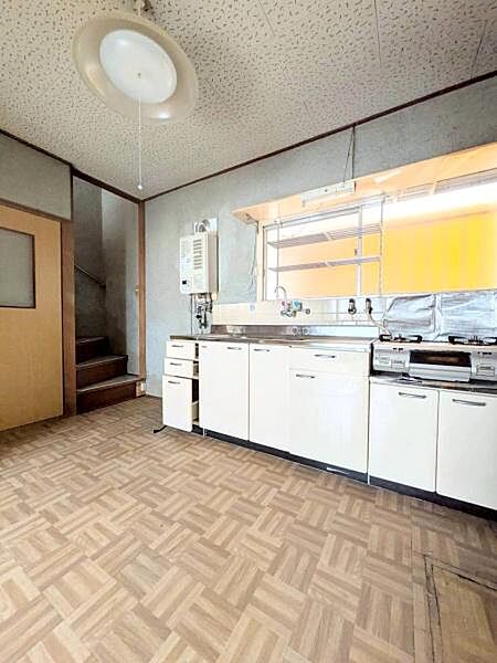 【リビング】約6．5帖のダイニングキッチンスペース隣接している洋室と繋げて12帖のリビングに変更も可能！