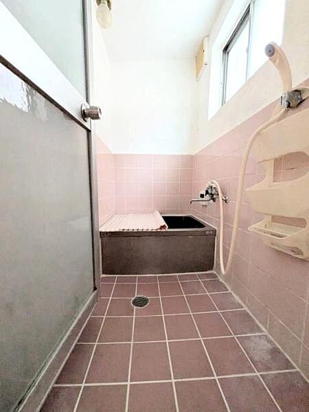 【浴室】小窓付きで自然換気可能なバスルーム。