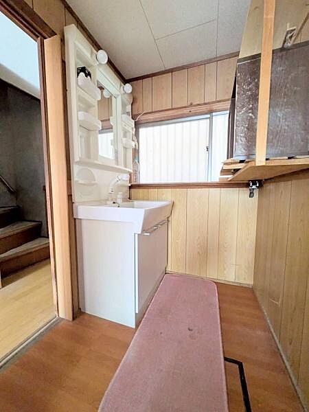 【洗面台・洗面所】両サイドにスキンケア用品などが置ける可動棚付きの洗面化粧台。
