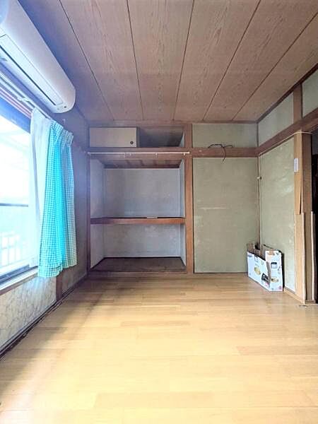 【洋室】ＤＫに隣接している洋室。約6帖と過ごしやすい広さがあります。
