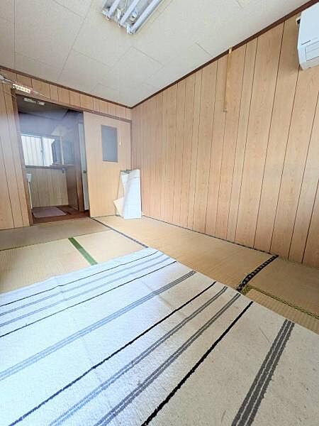 【和室】1階約5帖の和室。居室にも納戸使用も可能。