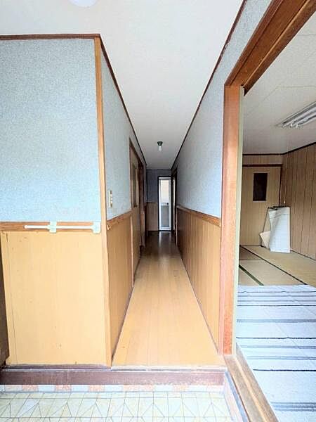 【その他内観】玄関から和室に直接つながっており、出入りが可能です。和室部分をガレージにすれば駐車も可能になります。