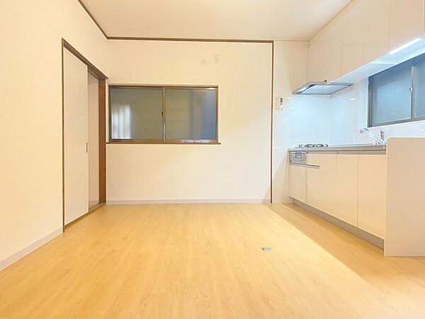 【リビング】壁付けキッチンなので空間が広く使えます！※2021年リフォーム後撮影
