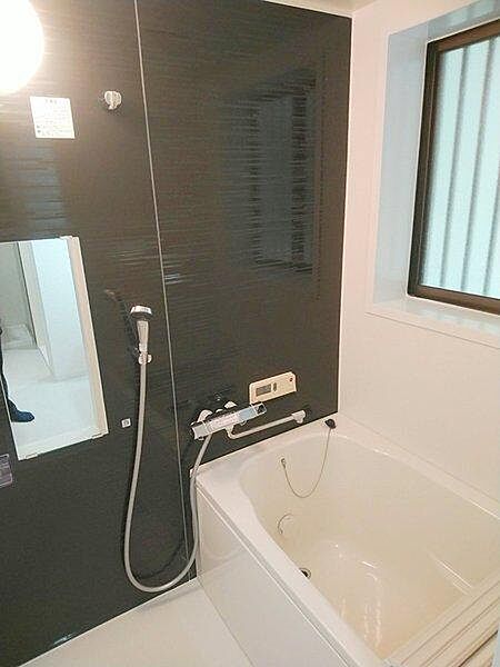 【浴室】日々の疲れを癒してくれる浴室。窓があり、自然換気が可能です。※2021年リフォーム後撮影