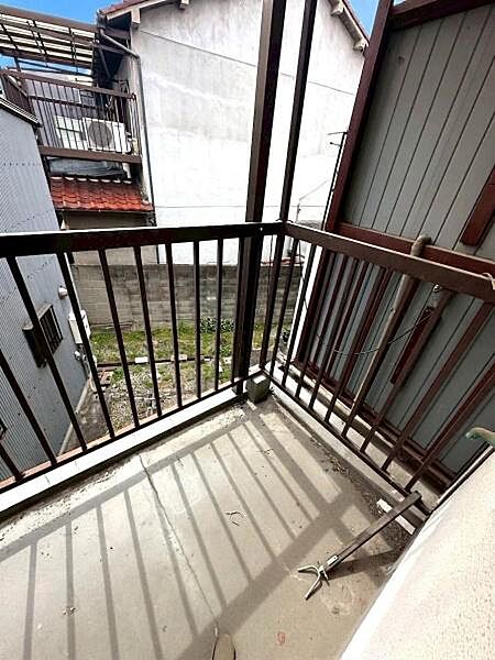 【バルコニー】洗濯物が干しやすいゆとりある広さのバルコニー。※ＡＩ加工により青空に変更しております。