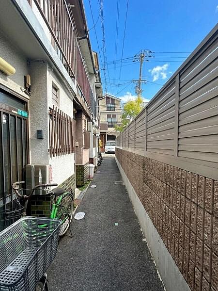 【前面道路】西側　約1.0ｍ※ＡＩ加工により青空に変更しております。