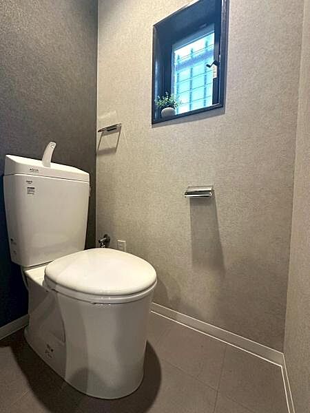 【トイレ】1階2階の2か所にトイレが設置されており、家族で使い分けることも可能です。