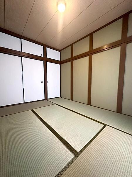 【和室】約6帖の過ごしやすい広さの和室。ベランダに繋がる掃き出し窓、押入収納が2か所に設置された居室です。