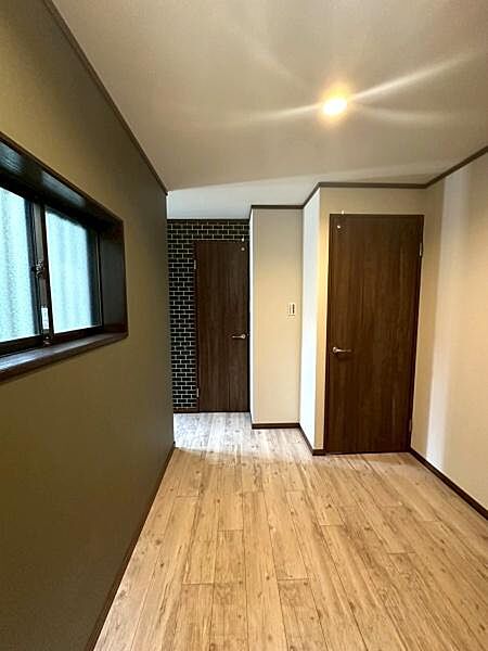 【室内廊下】グリーンのアクセントクロスでリビングや洋室同様モダンで落ち着いたデザインを室内廊下部分でも使用しております。