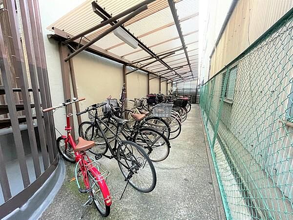 【駐輪場】マンション敷地内にある屋根付きの駐輪場です。