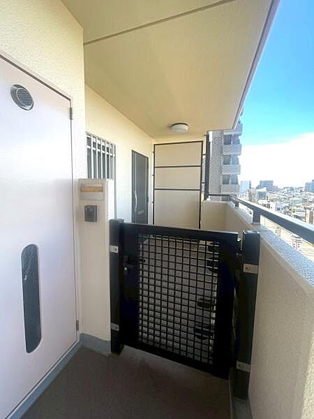 【玄関】 玄関前には専用ポーチがあり、傘立てなどを玄関外に置くことも可能です！