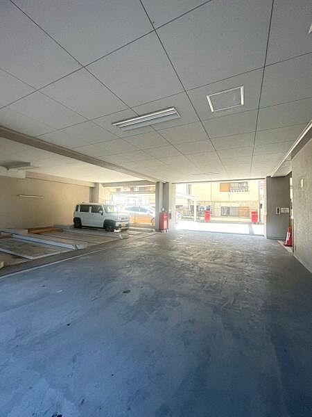 【駐車場】マンション敷地内の駐車場です。