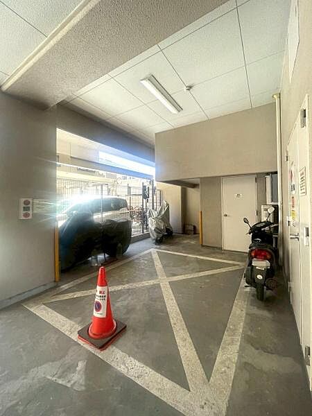 【駐輪場】マンション敷地内にあるバイク置き場です。屋内なので雨風防ぐことができて安心です。