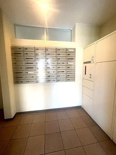 【宅配ボックス】忙しい時や留守の時に便利な宅配ボックスが設置されてます。