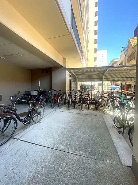 【駐輪場】マンション敷地内にある自転車置き場です。
