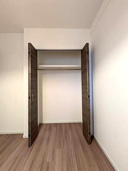 【収納】ハンガーパイプと上部棚を備えたクローゼット。