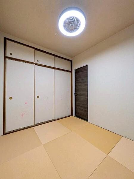 【和室】柔らかな色合いの琉球畳の約4．5帖の和室。