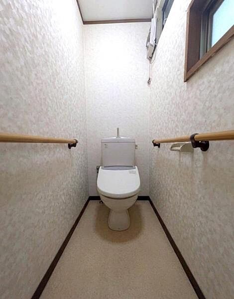 【トイレ】奥行がある使いやすい広さのトイレです。自然換気可能な小窓付き。※ＡＩ加工により残置物の削除を行っており、一部現況の構造と異なる部分がある場合がございます。