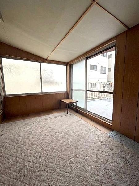 【洋室】洋室、和室の居室3部屋の間取りです。バルコニーに面した2面採光のある明るい居室。※ＡＩ加工により残置物の削除を行っており、一部現況の構造と異なる部分がある場合がございます。