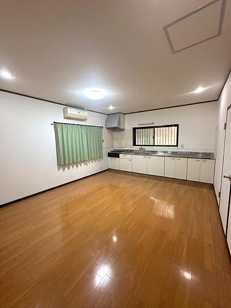 【リビング】キッチンスペースとリビングダイニングルームは通路で繋がっており、計20帖以上の広さがあります。※AI加工により荷物など除去加工しています。実際の状況と異なる場合があります。