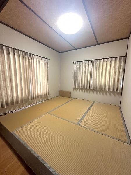 【和室】リビングに接した畳スペース。冬は炬燵スペースとしても活用頂けます。※AI加工により荷物など除去加工しています。実際の状況と異なる場合があります。