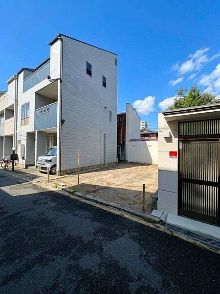 【現地】戸建に囲まれた閑静な住宅地の環境です。※ＡＩ加工により青空に変更しております。