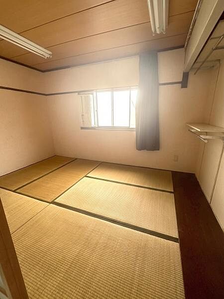 【和室】ファミリーでもお住まい可能な居室3部屋の間取りとなっています。※AI加工により残置物を除去しています。実際の構造と一部異なる場合があります。