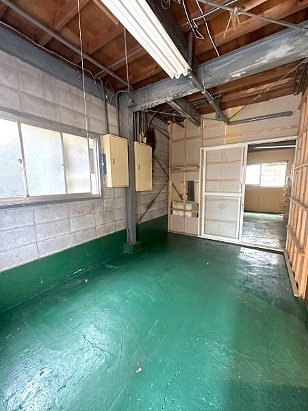 【倉庫】作業場や事務所としても活用可能な広さがあります。※AI加工により残置物を除去しています。実際の構造と一部異なる場合があります。