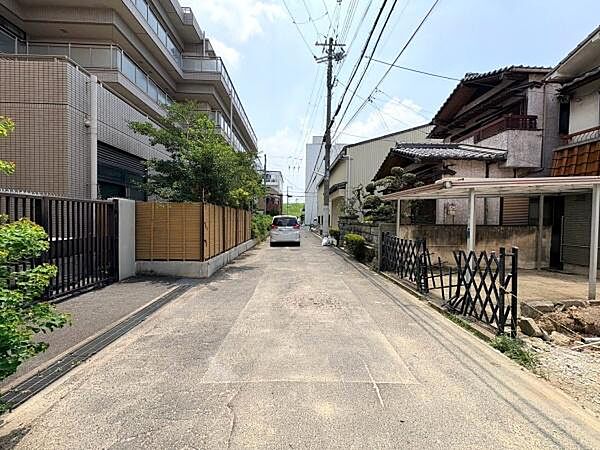 【前面道路】交通量の少ない前道で出入りも安心。車の出し入れも行いやすい環境です。