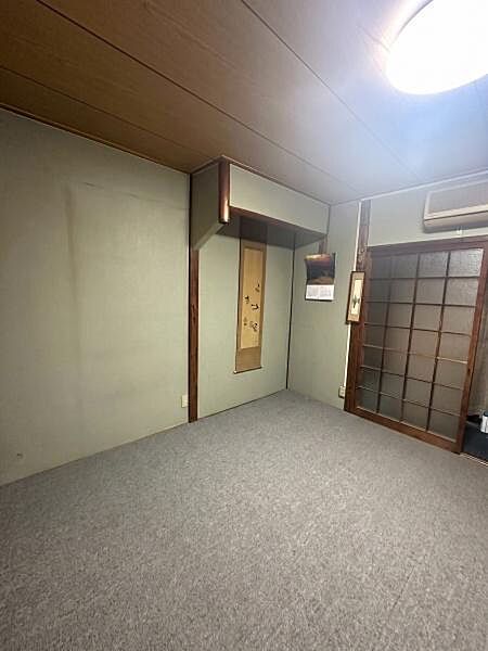 【洋室】1階和室。過ごしやすいゆったりとした広さがあります。※ＡＩ加工済：残置物を消去し、一部構造が実際と異なる場合があります。
