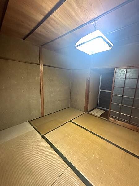 【和室】2階和室。バルコニー手前の廊下スペースには収納有。※ＡＩ加工済：残置物を消去し、一部構造が実際と異なる場合があります。