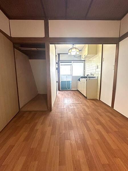【ダイニング】約8帖の1階ダイニングキッチンルーム。フローリング床の奥行のある広い空間です。