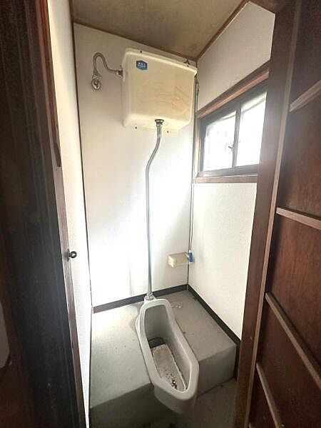 【トイレ】小窓付きで自然換気可能なトイレ。和式。