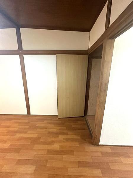 【収納】1階ダイニングキッチンスペースには階段下収納有。