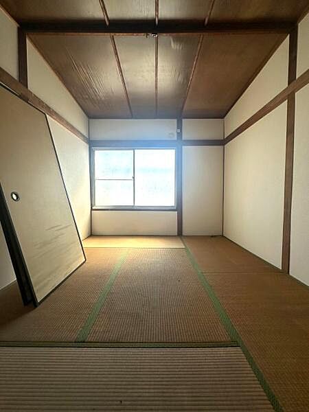【和室】2階。約6帖の過ごしやすい広さの和室です。
