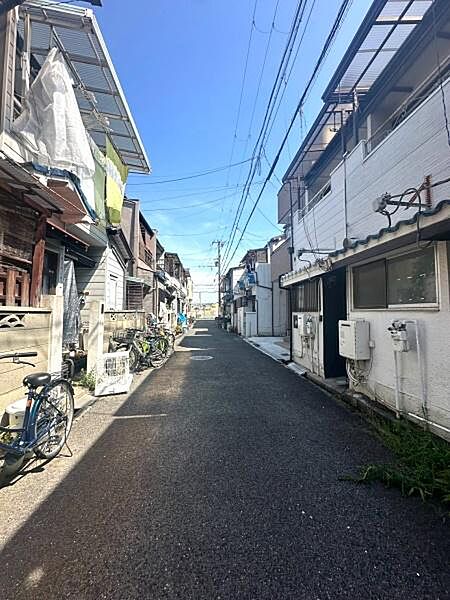 【前面道路】交通量の少ない前道で出入りも安心です。