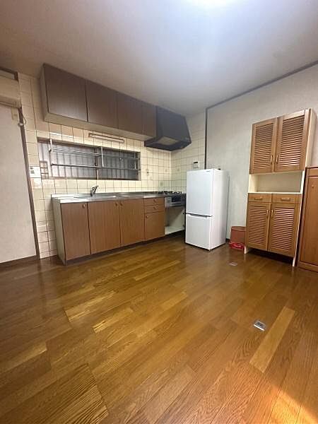【リビング】壁付けシステムキッチンのある2階リビングルーム。※ＡＩ加工済：残置物を消去し、一部構造が実際と異なる場合があります。