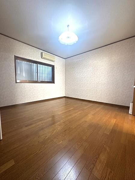 【洋室】3階広さのある洋室。収納付きで過ごしやすい居室です。※ＡＩ加工済：残置物を消去し、一部構造が実際と異なる場合があります。