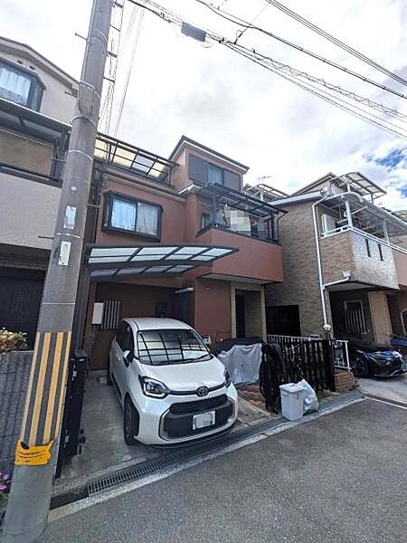 【駐車場】ルーフ付きカースペースがあり、車の駐車が可能です。