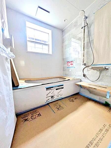 【浴室】小窓付きで自然換気可能なバスルーム。