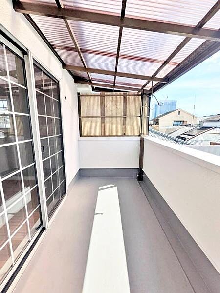 【バルコニー】洗濯物を干しやすい広さのバルコニーです。